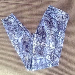 Lululemon floral legging Size 8 EUC!!